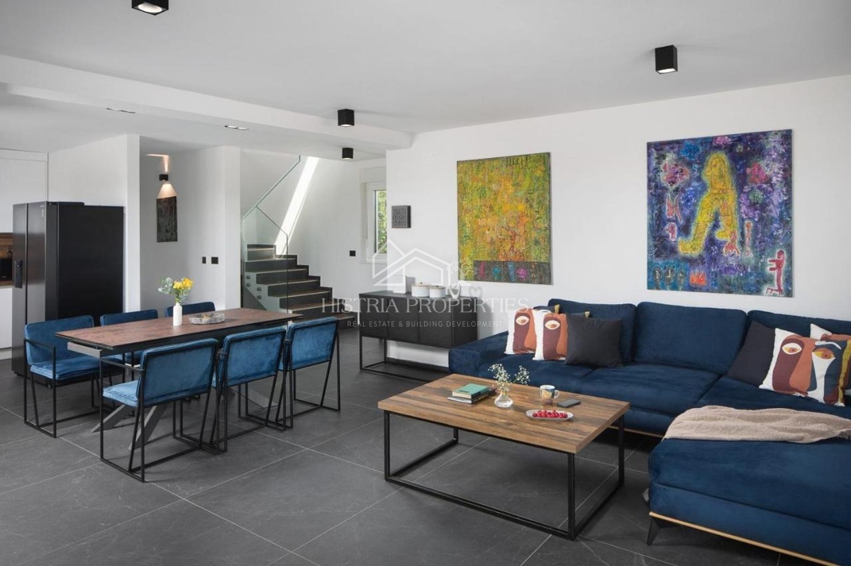 Sodobna zasnova in vrhunska vila s teniškim igriščem in bogatimi ugodnostmi