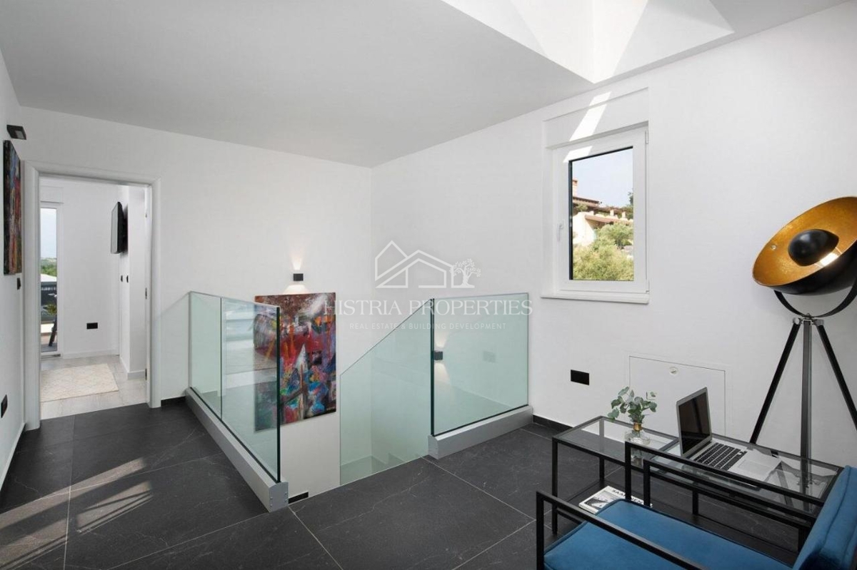 Sodobna zasnova in vrhunska vila s teniškim igriščem in bogatimi ugodnostmi