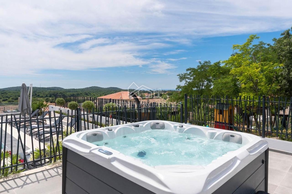 Sodobna zasnova in vrhunska vila s teniškim igriščem in bogatimi ugodnostmi