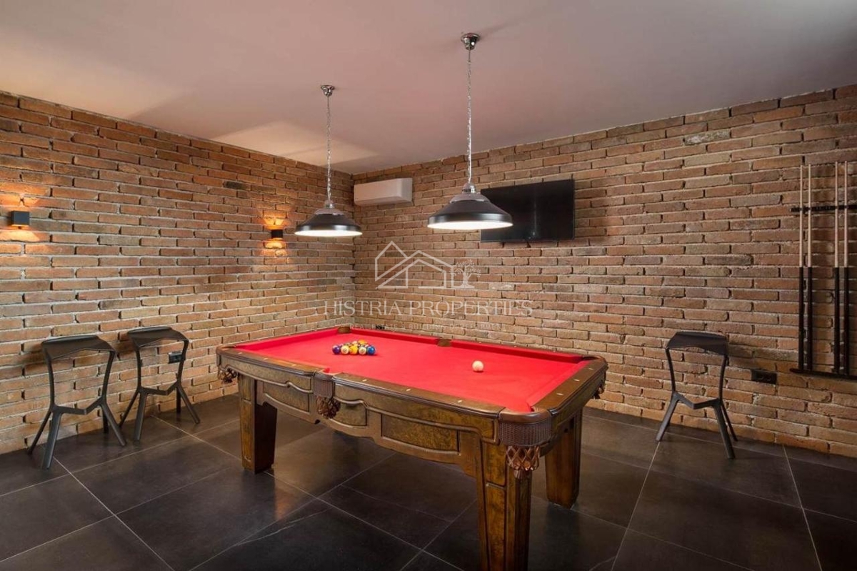 Sodobna zasnova in vrhunska vila s teniškim igriščem in bogatimi ugodnostmi