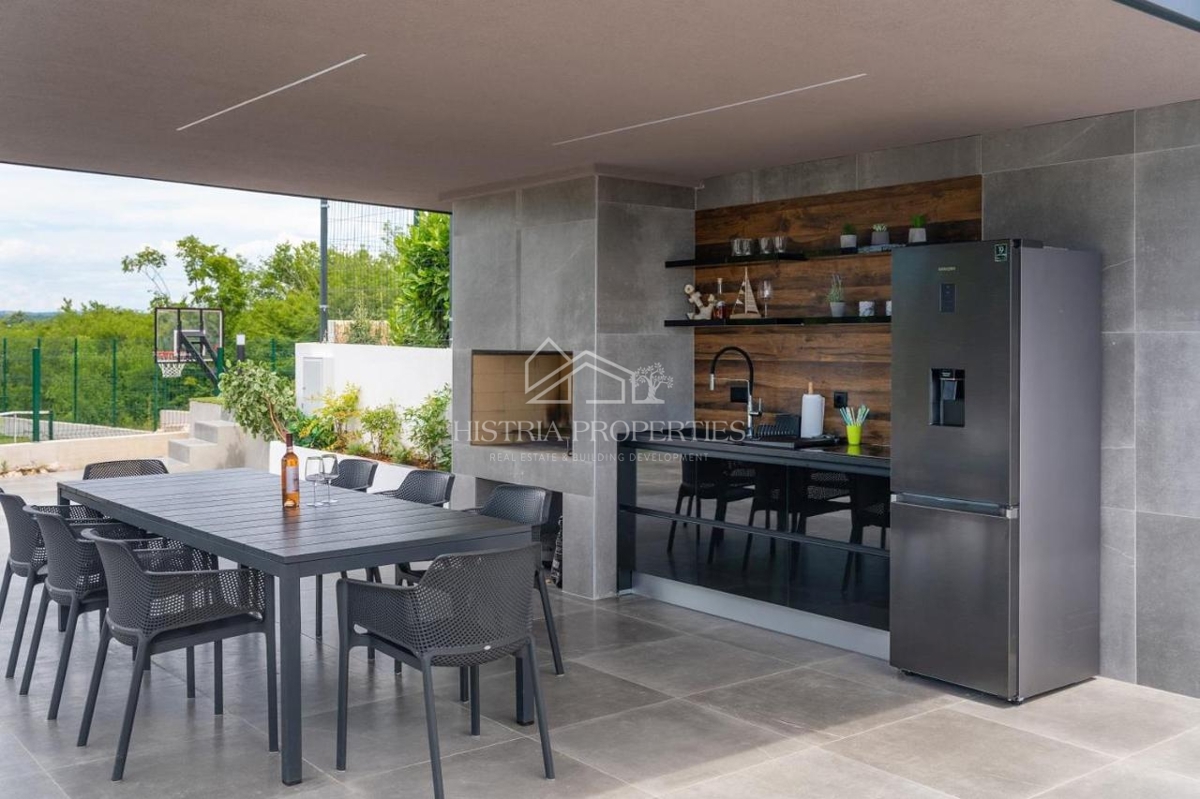 Sodobna zasnova in vrhunska vila s teniškim igriščem in bogatimi ugodnostmi