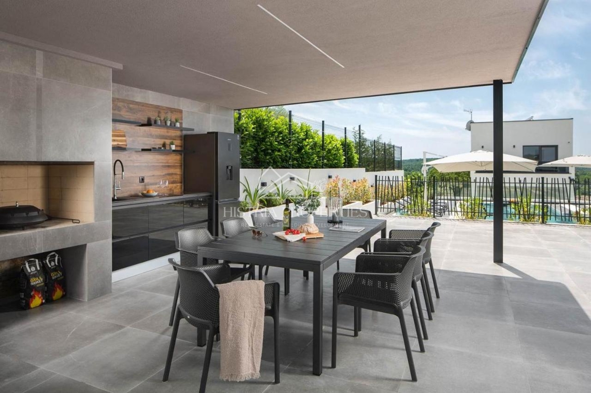 Sodobna zasnova in vrhunska vila s teniškim igriščem in bogatimi ugodnostmi