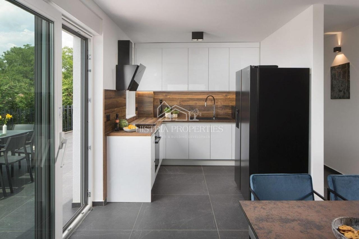 Sodobna zasnova in vrhunska vila s teniškim igriščem in bogatimi ugodnostmi