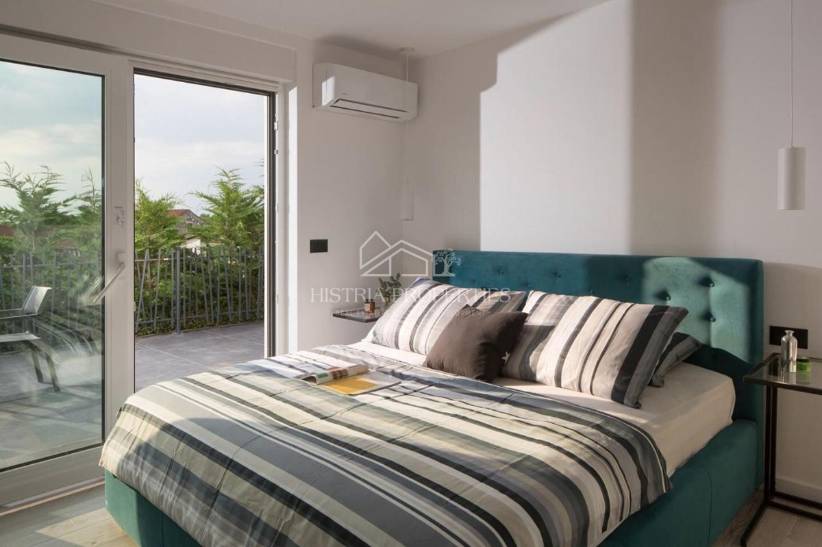 Sodobna zasnova in vrhunska vila s teniškim igriščem in bogatimi ugodnostmi