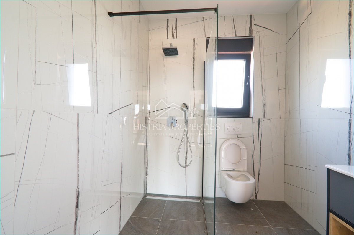 100m2 strešna terasa s čudovitim razgledom in stanovanje v novi luksuzni stavbi