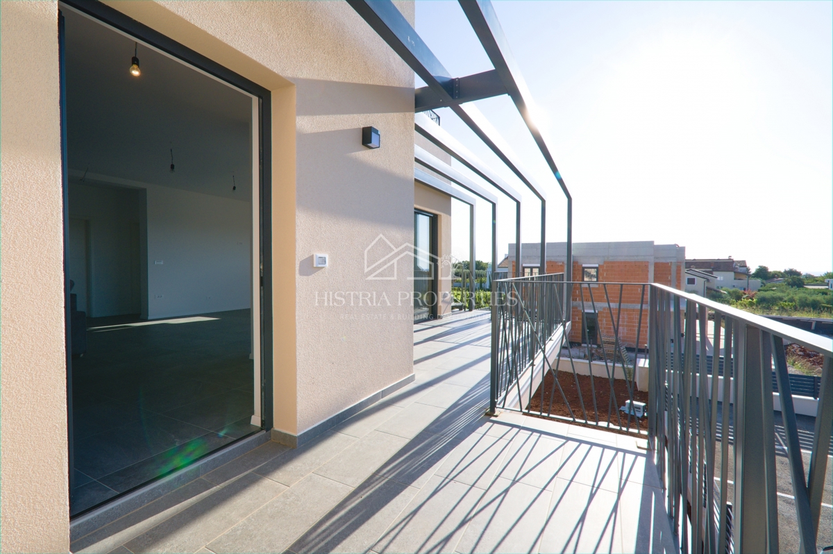 100m2 strešna terasa s čudovitim razgledom in stanovanje v novi luksuzni stavbi