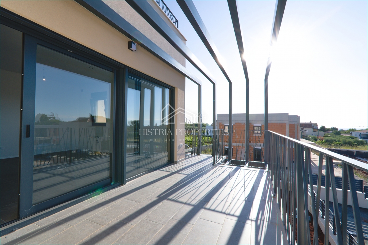 100m2 strešna terasa s čudovitim razgledom in stanovanje v novi luksuzni stavbi