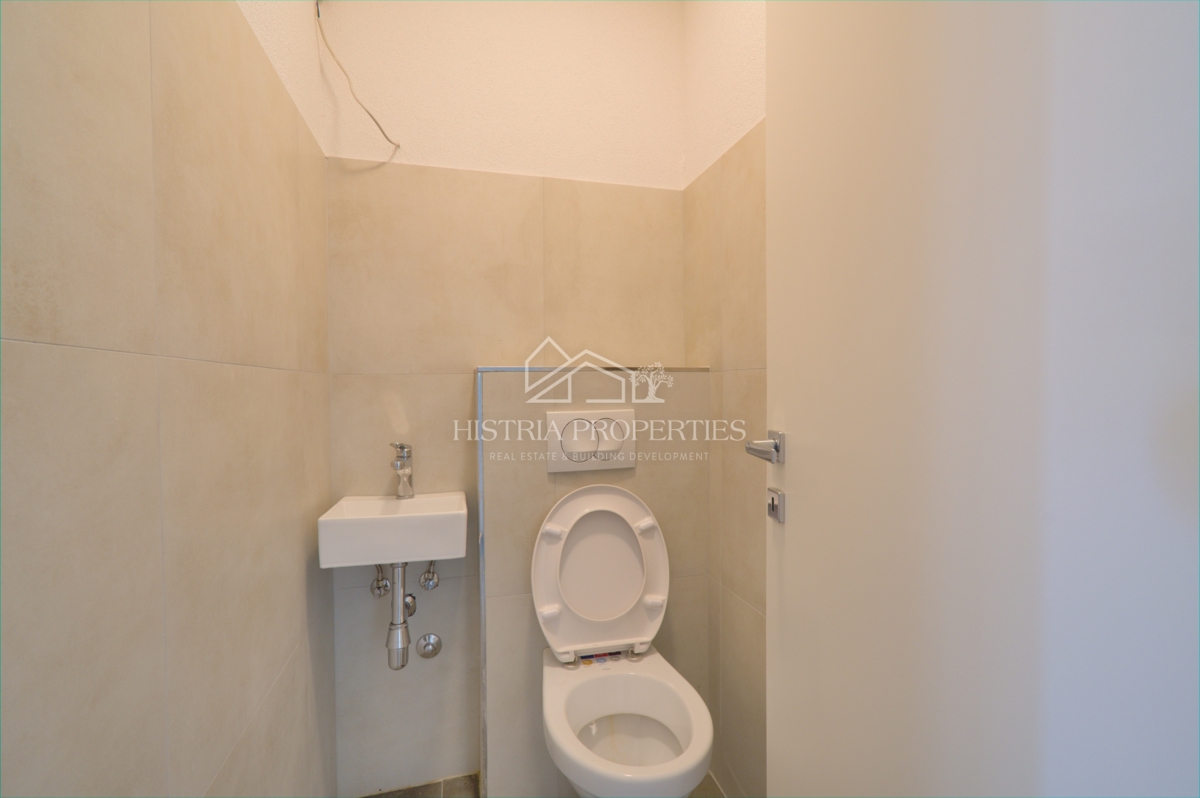 Družinsko stanovanje v novogradnji z dvoriščem 6 km od Poreča