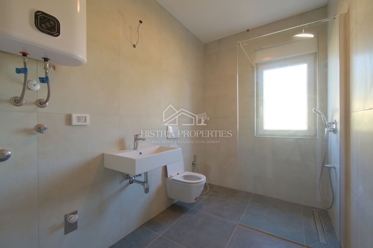 Družinsko stanovanje v novogradnji z dvoriščem 6 km od Poreča