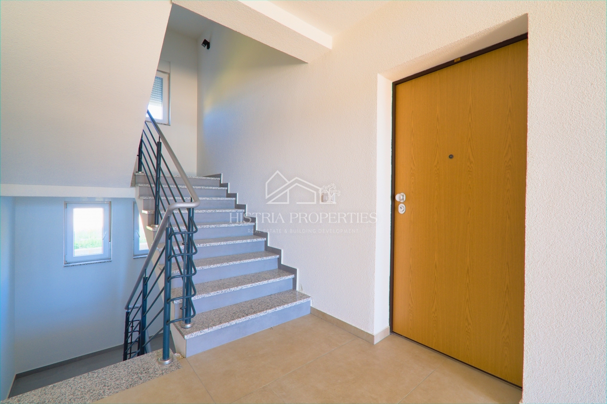 Družinsko stanovanje v novogradnji z dvoriščem 6 km od Poreča