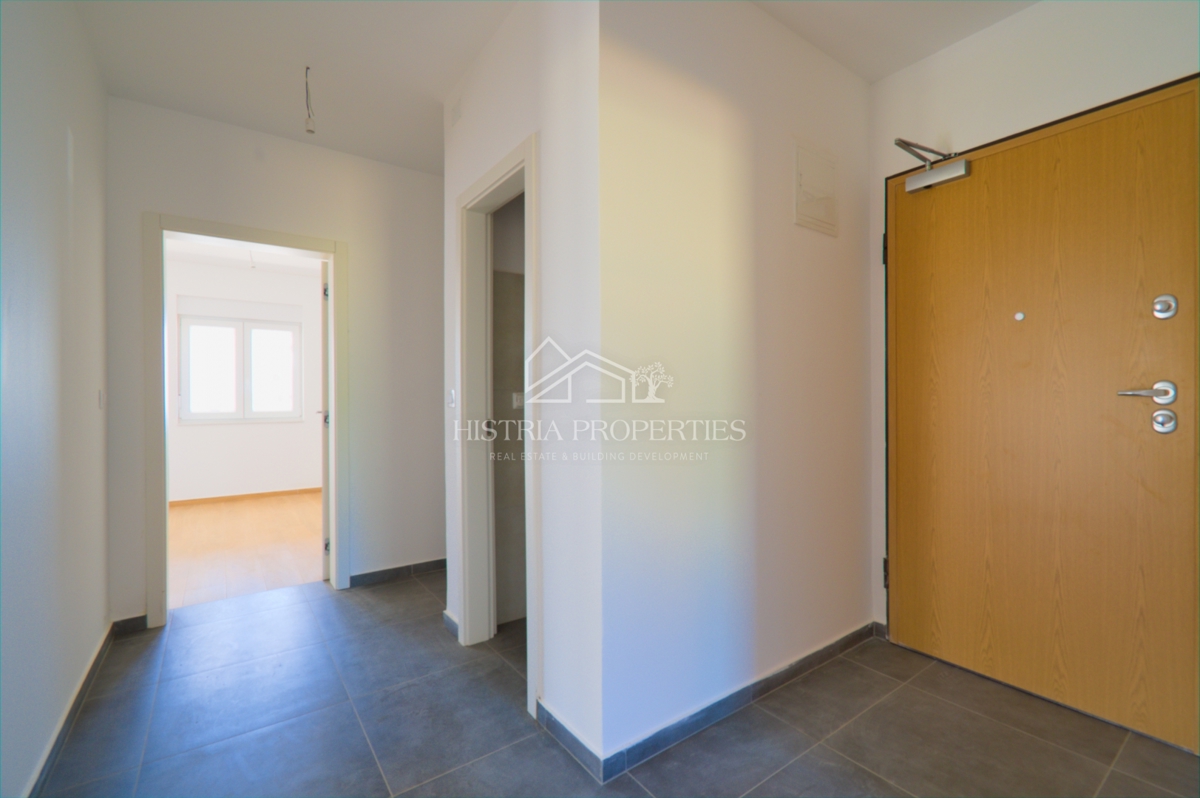 Družinsko stanovanje v novogradnji z dvoriščem 6 km od Poreča