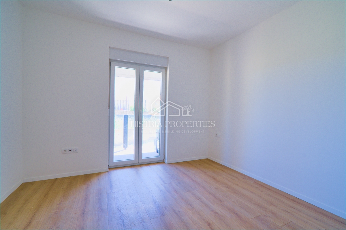 Družinsko stanovanje v novogradnji z dvoriščem 6 km od Poreča