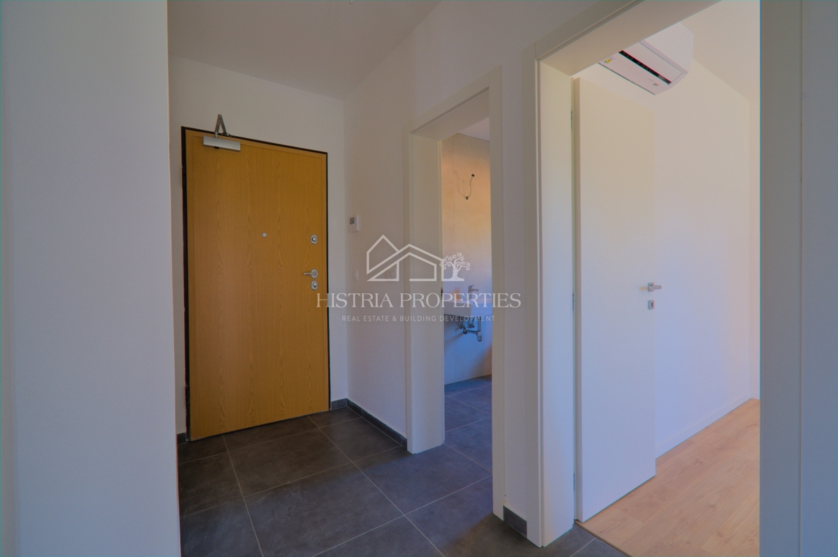 Družinsko stanovanje v novogradnji z dvoriščem 6 km od Poreča