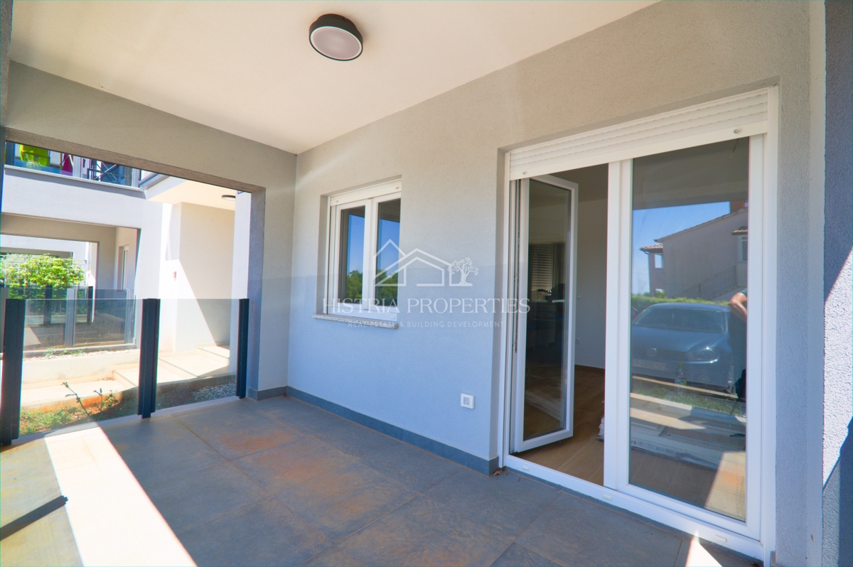 Družinsko stanovanje v novogradnji z dvoriščem 6 km od Poreča