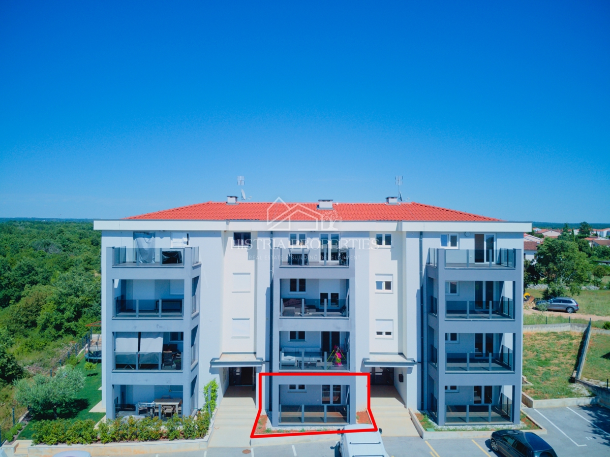 Družinsko stanovanje v novogradnji z dvoriščem 6 km od Poreča