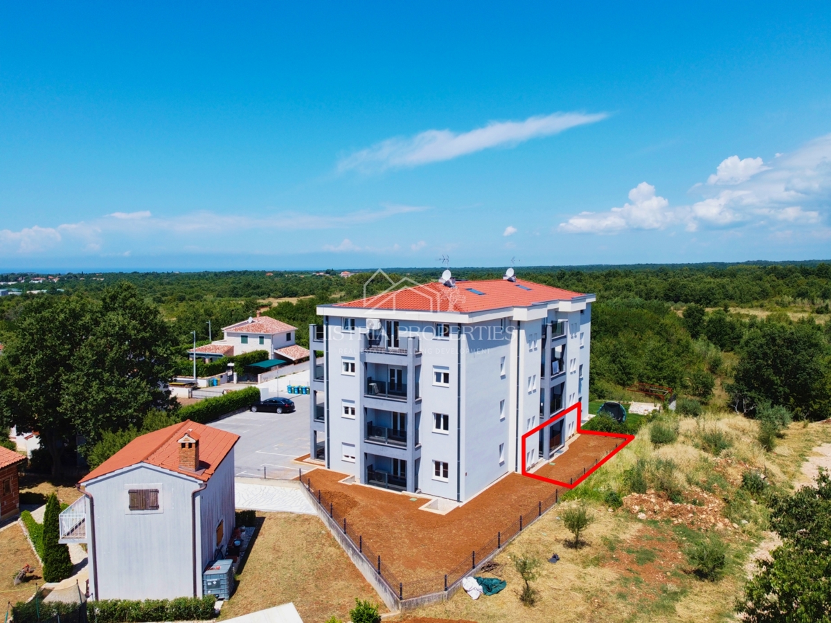 Družinsko stanovanje v novogradnji z dvoriščem 6 km od Poreča