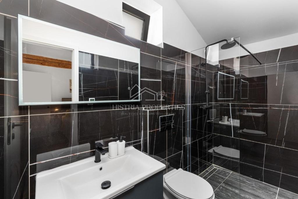 Obnovljena istrska kamnita hiša z bazenom v majhni, mirni vasici