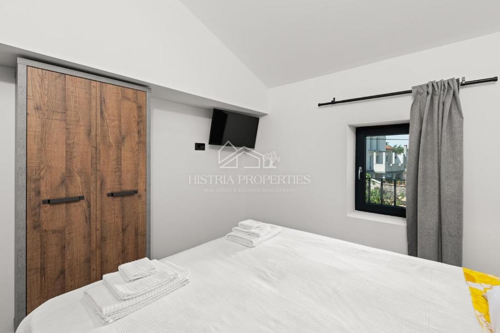 Obnovljena istrska kamnita hiša z bazenom v majhni, mirni vasici