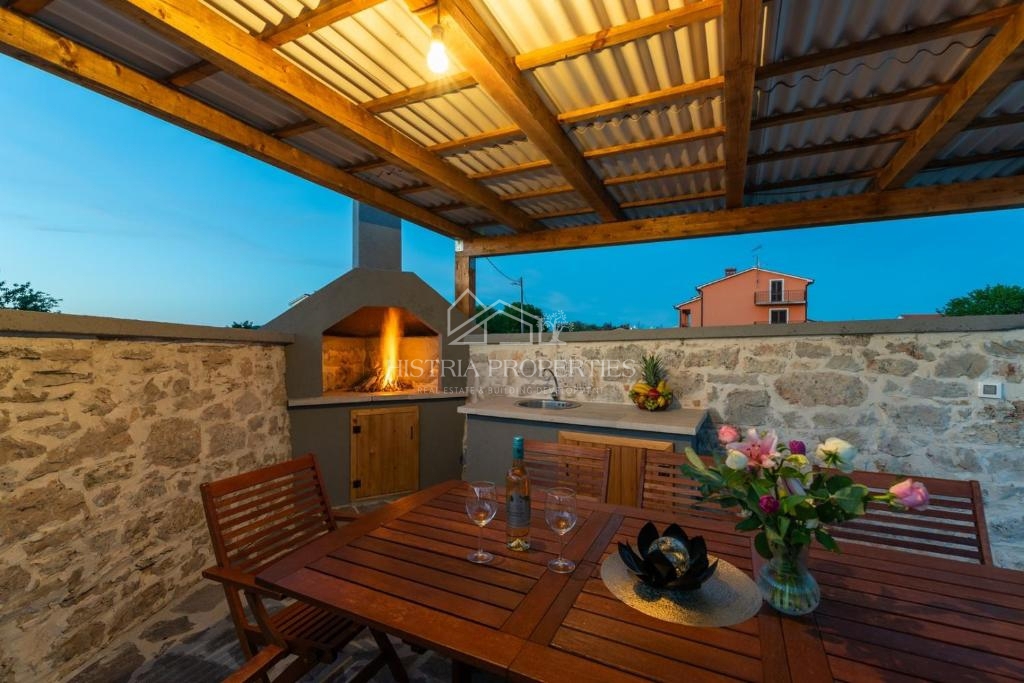 Obnovljena istrska kamnita hiša z bazenom v majhni, mirni vasici