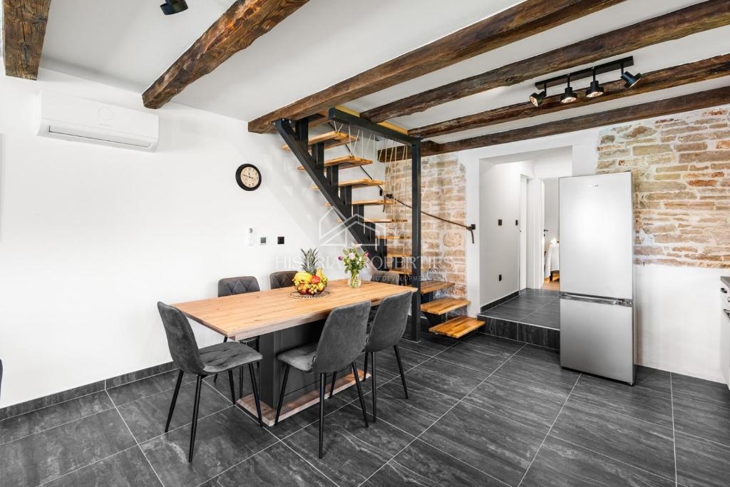 Obnovljena istrska kamnita hiša z bazenom v majhni, mirni vasici