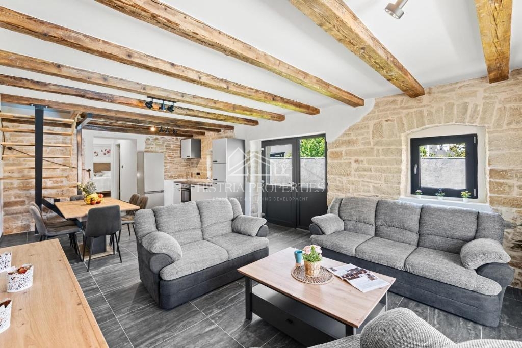 Obnovljena istrska kamnita hiša z bazenom v majhni, mirni vasici