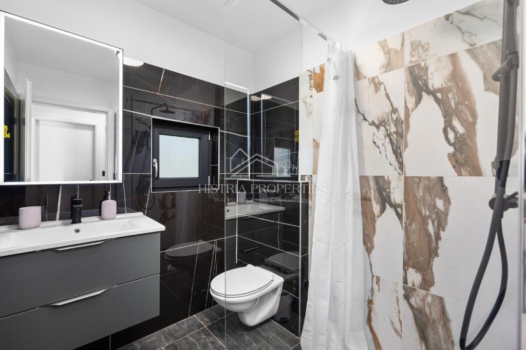 Obnovljena istrska kamnita hiša z bazenom v majhni, mirni vasici