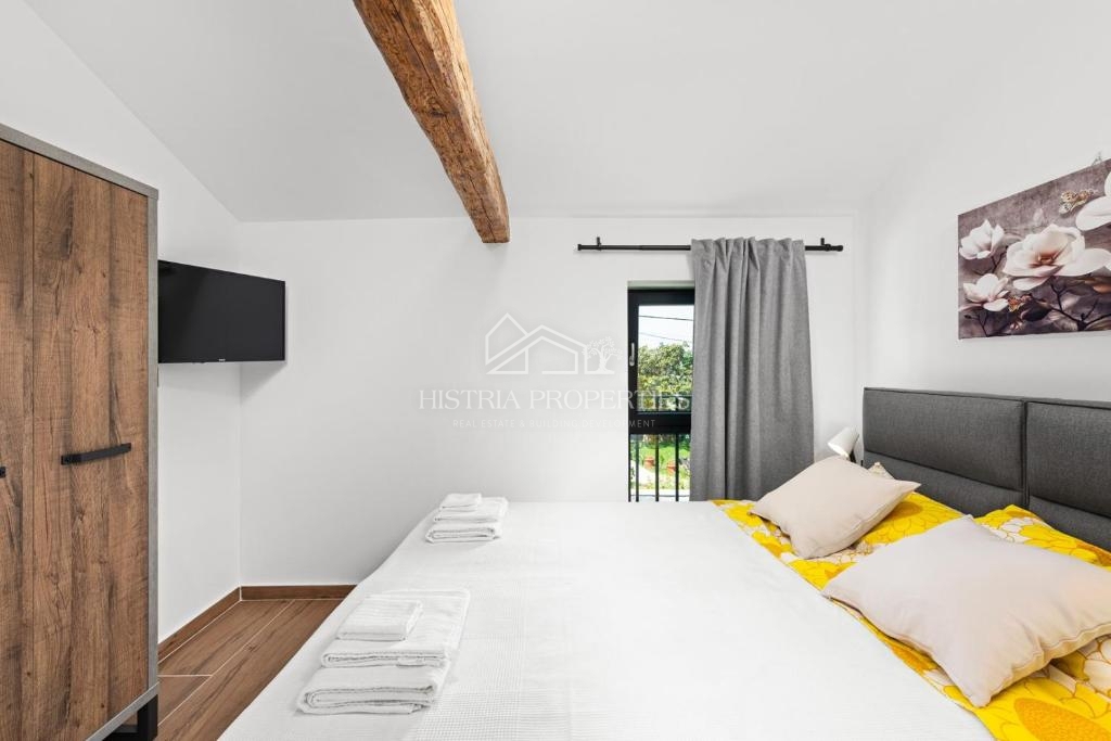 Obnovljena istrska kamnita hiša z bazenom v majhni, mirni vasici