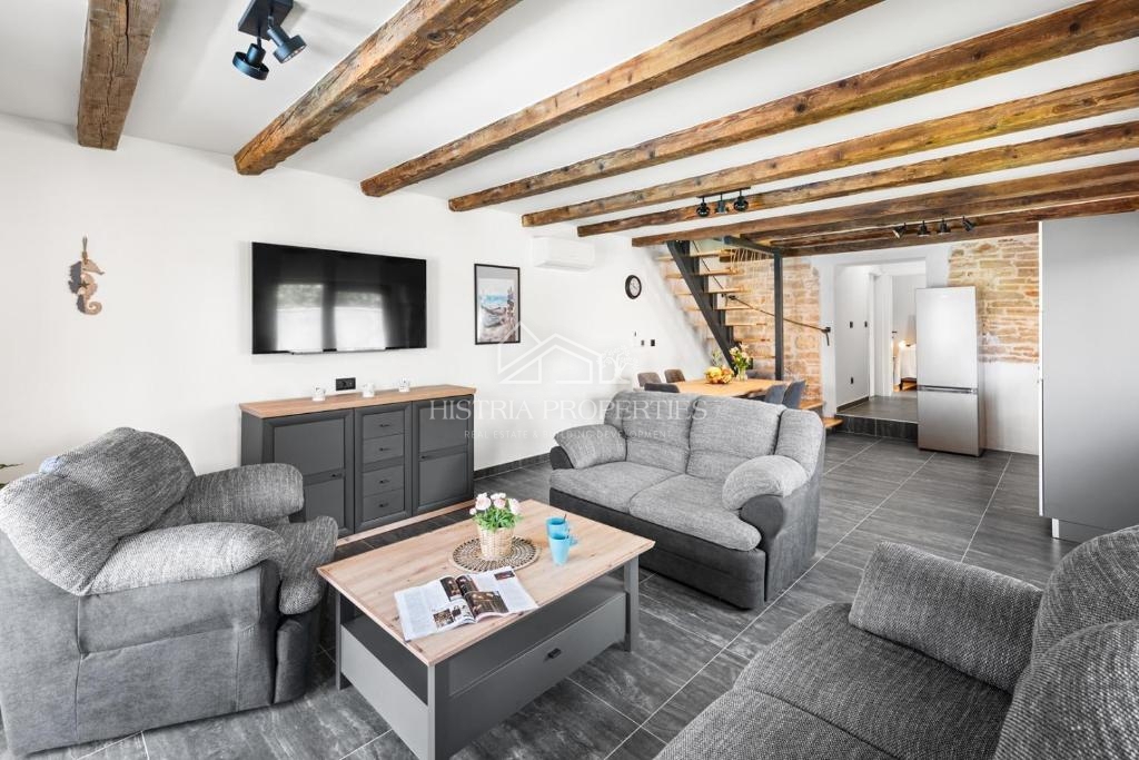 Obnovljena istrska kamnita hiša z bazenom v majhni, mirni vasici