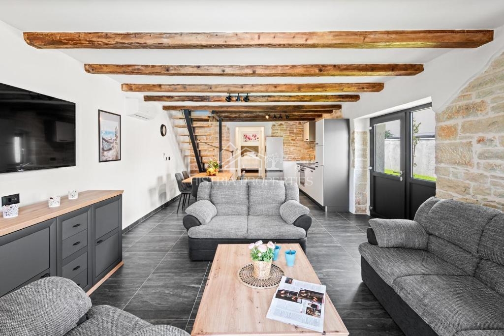 Obnovljena istrska kamnita hiša z bazenom v majhni, mirni vasici