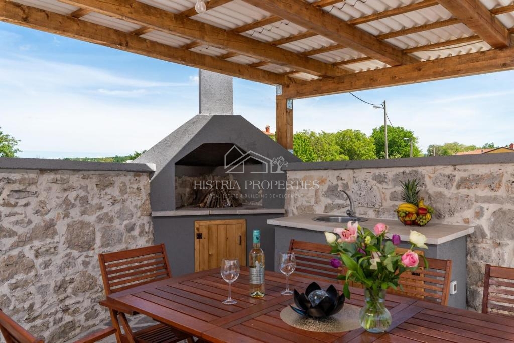 Obnovljena istrska kamnita hiša z bazenom v majhni, mirni vasici