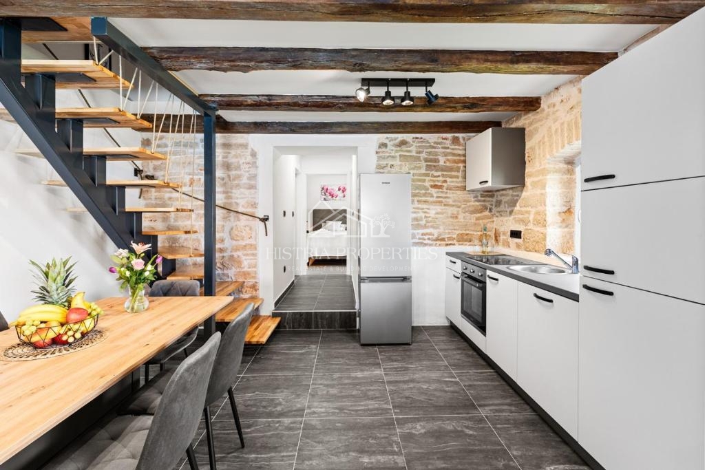 Obnovljena istrska kamnita hiša z bazenom v majhni, mirni vasici