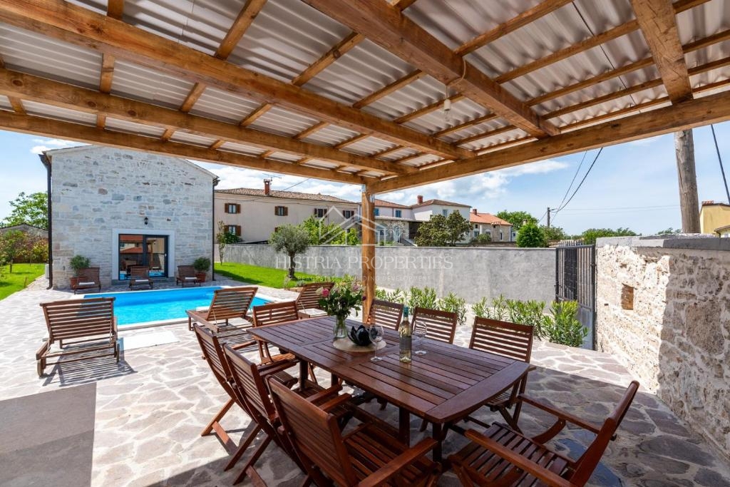Obnovljena istrska kamnita hiša z bazenom v majhni, mirni vasici