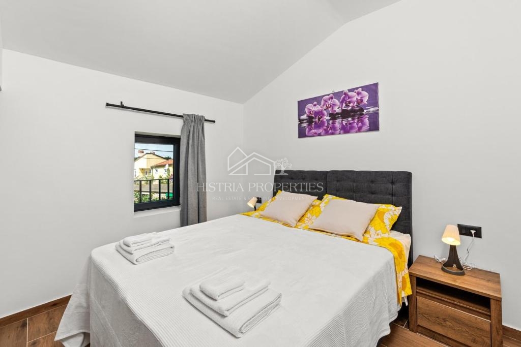 Obnovljena istrska kamnita hiša z bazenom v majhni, mirni vasici