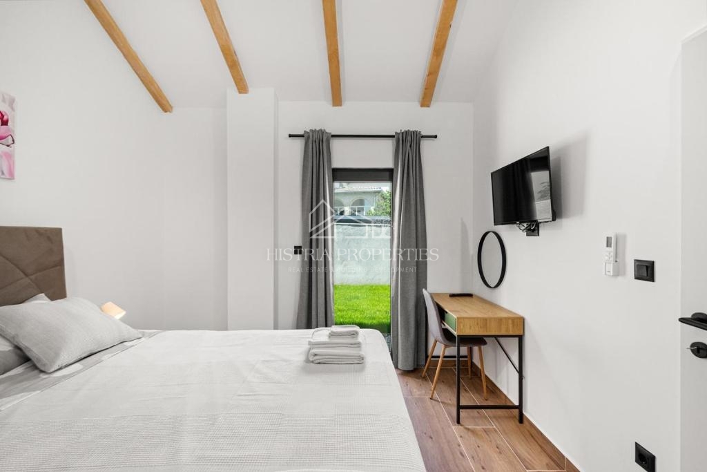 Obnovljena istrska kamnita hiša z bazenom v majhni, mirni vasici