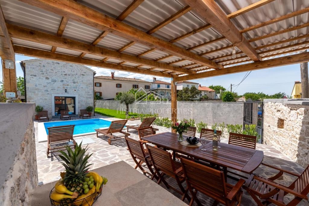 Obnovljena istrska kamnita hiša z bazenom v majhni, mirni vasici