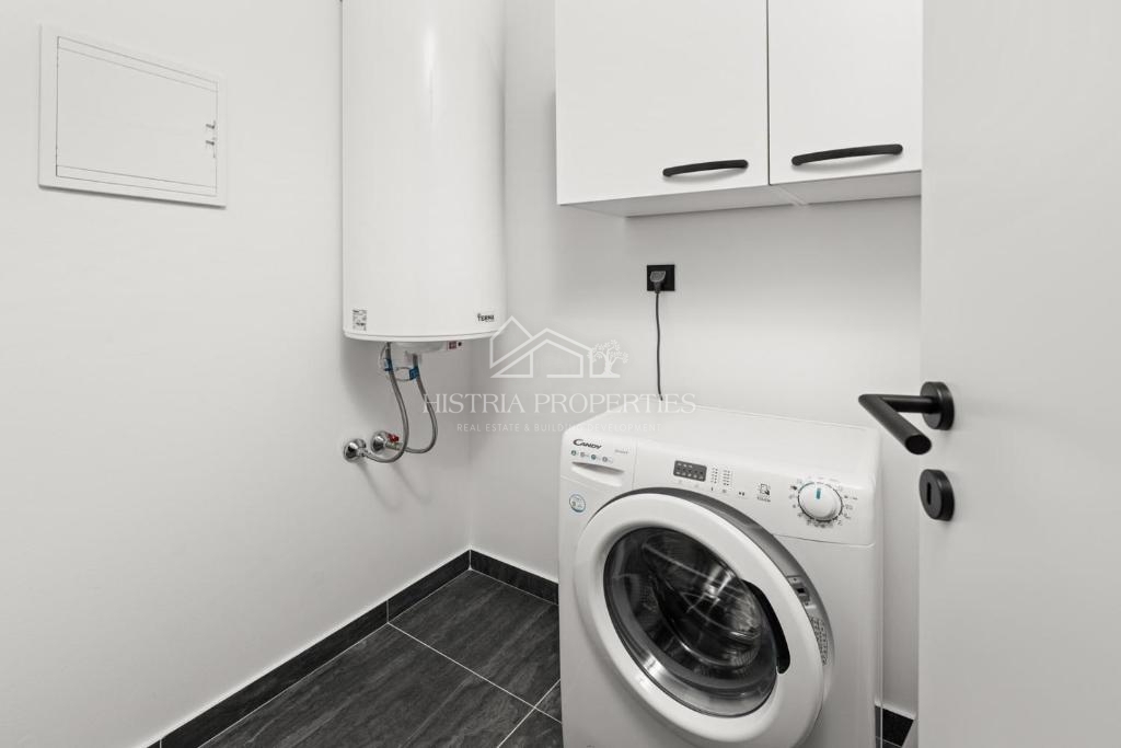 Obnovljena istrska kamnita hiša z bazenom v majhni, mirni vasici