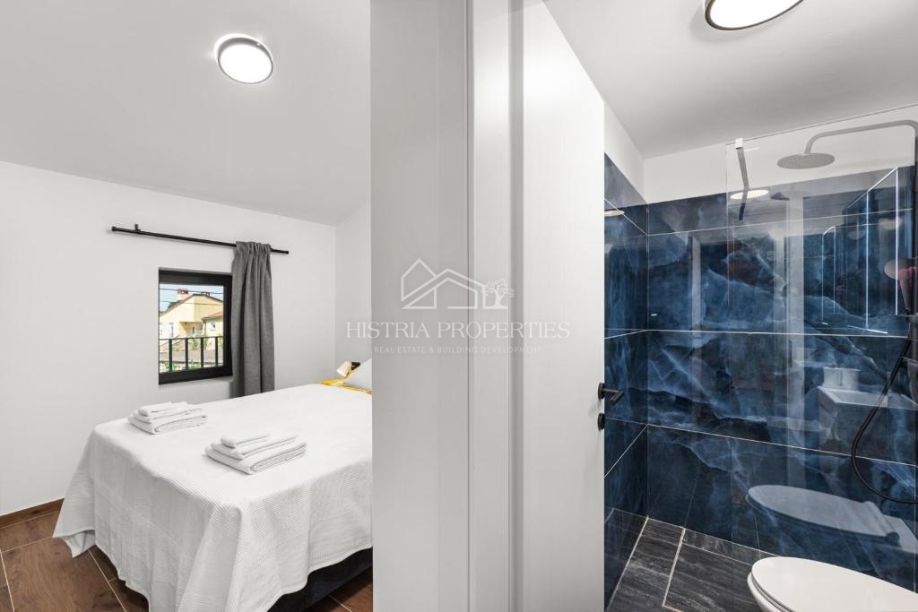 Obnovljena istrska kamnita hiša z bazenom v majhni, mirni vasici