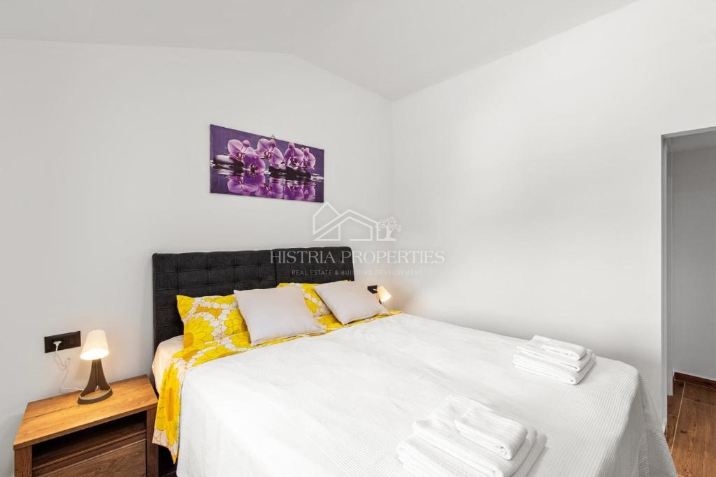 Obnovljena istrska kamnita hiša z bazenom v majhni, mirni vasici