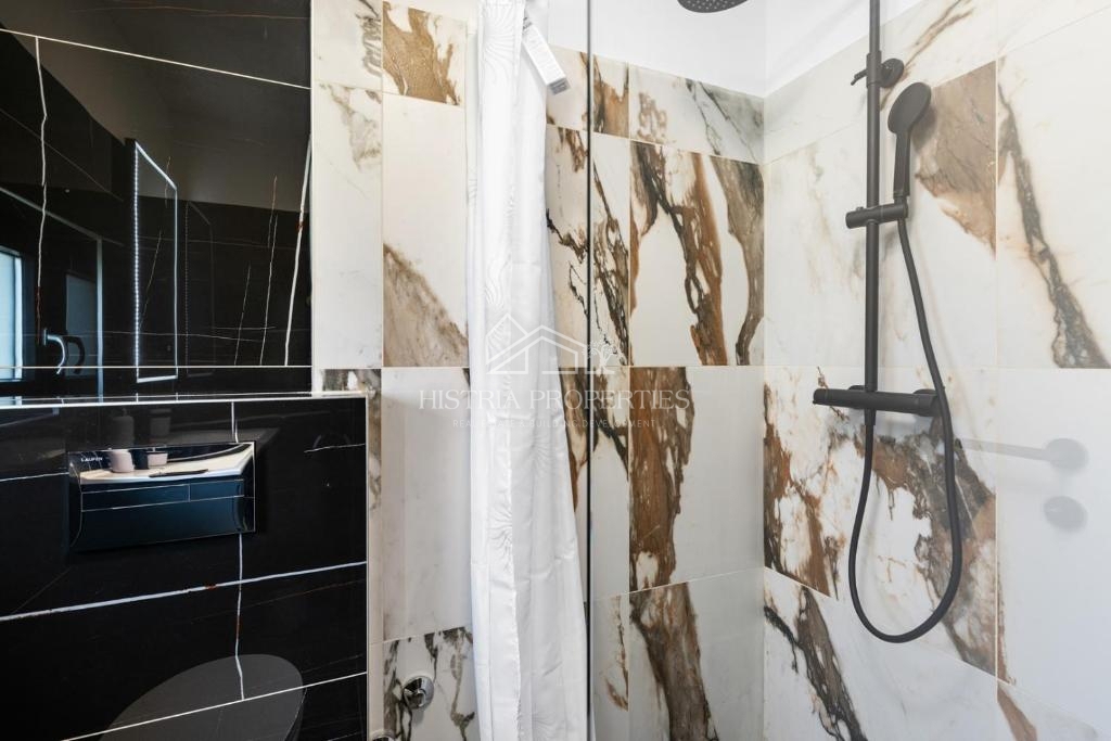 Obnovljena istrska kamnita hiša z bazenom v majhni, mirni vasici