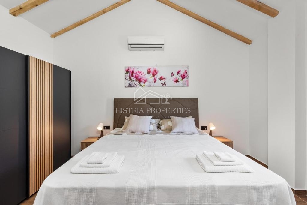 Obnovljena istrska kamnita hiša z bazenom v majhni, mirni vasici