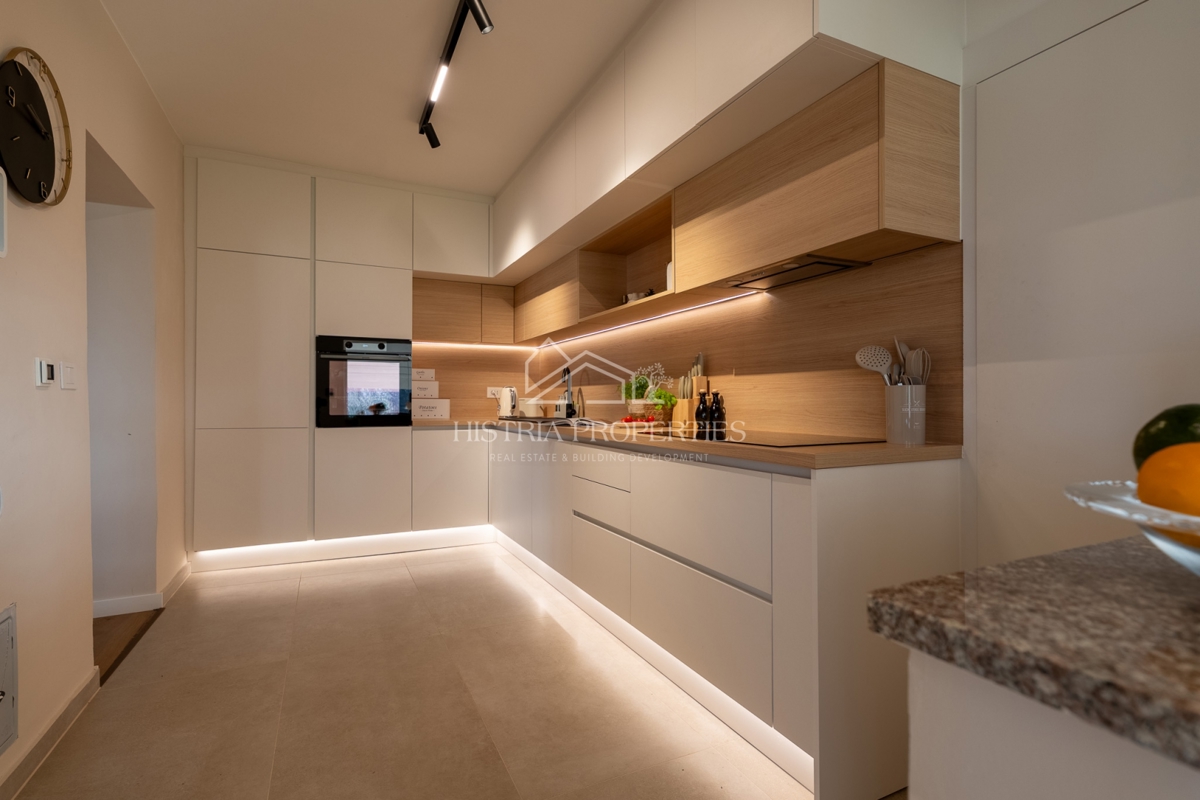 Hiša z oljčnim nasadom na prostornem gradbenem zemljišču in prenovljeno stanovanje z veliko potenciala