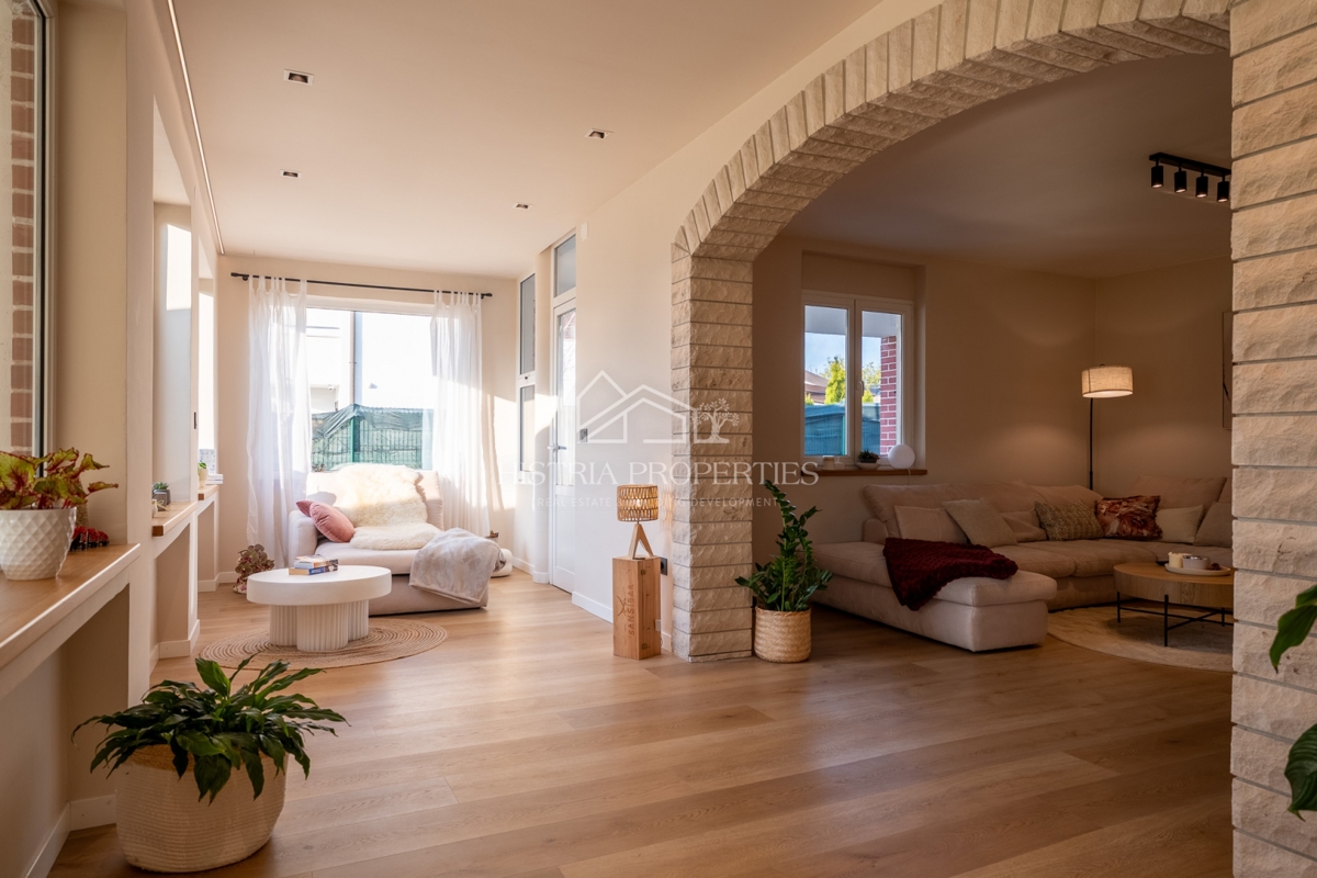 Hiša z oljčnim nasadom na prostornem gradbenem zemljišču in prenovljeno stanovanje z veliko potenciala