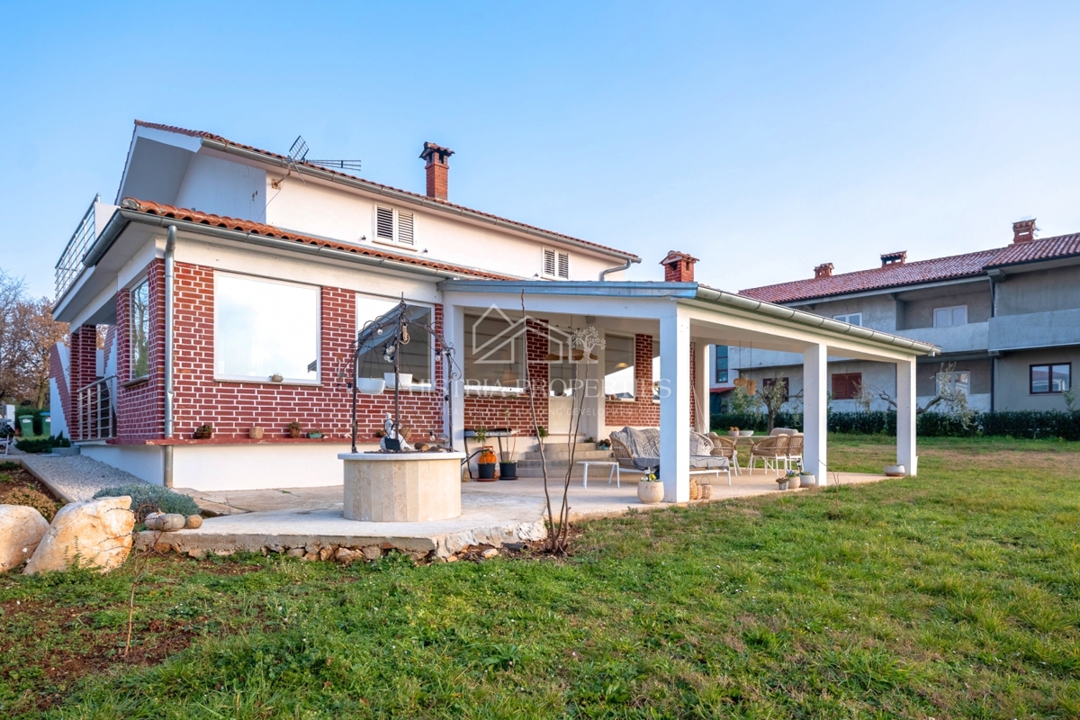 Hiša z oljčnim nasadom na prostornem gradbenem zemljišču in prenovljeno stanovanje z veliko potenciala