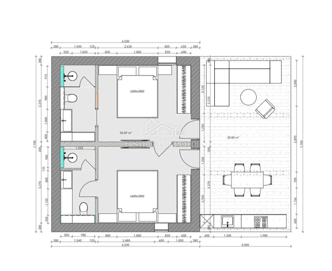 Hiša z oljčnim nasadom na prostornem gradbenem zemljišču in prenovljeno stanovanje z veliko potenciala