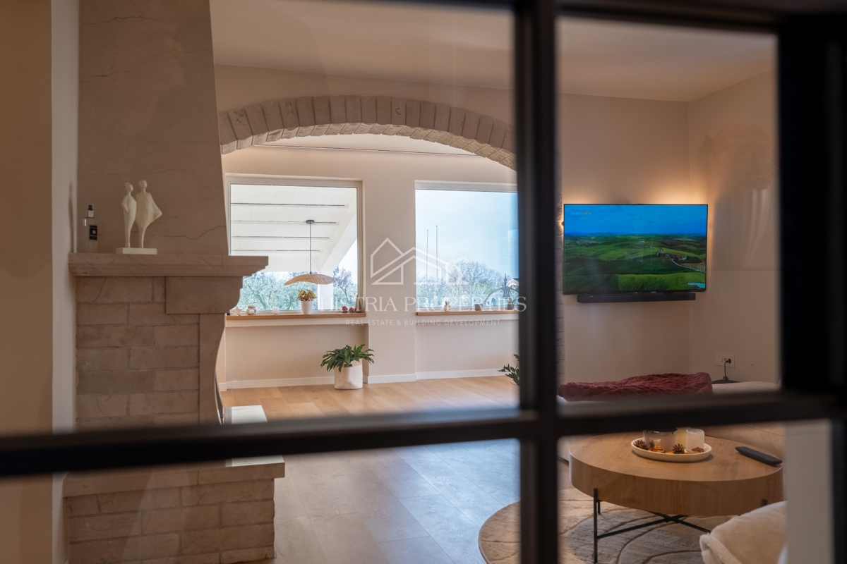 Hiša z oljčnim nasadom na prostornem gradbenem zemljišču in prenovljeno stanovanje z veliko potenciala