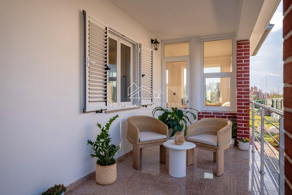 Hiša z oljčnim nasadom na prostornem gradbenem zemljišču in prenovljeno stanovanje z veliko potenciala