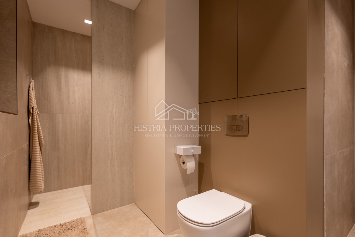 Hiša z oljčnim nasadom na prostornem gradbenem zemljišču in prenovljeno stanovanje z veliko potenciala