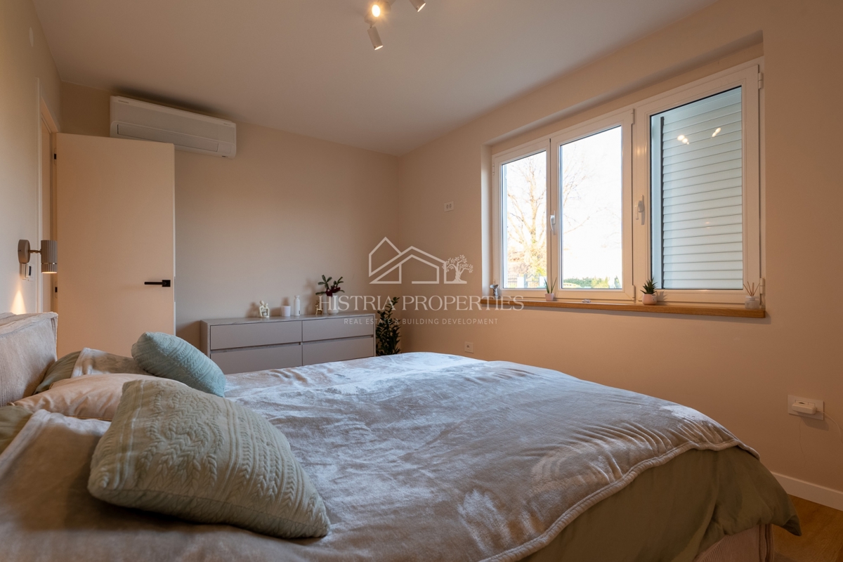 Hiša z oljčnim nasadom na prostornem gradbenem zemljišču in prenovljeno stanovanje z veliko potenciala