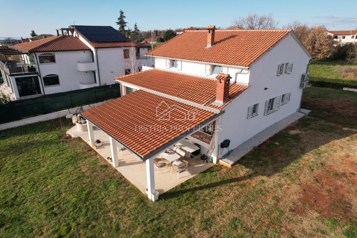 Hiša z oljčnim nasadom na prostornem gradbenem zemljišču in prenovljeno stanovanje z veliko potenciala