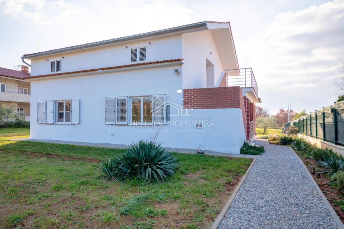 Hiša z oljčnim nasadom na prostornem gradbenem zemljišču in prenovljeno stanovanje z veliko potenciala